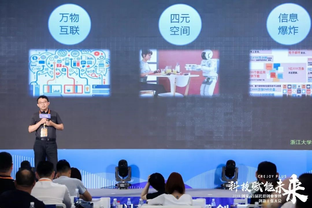 图片包含 人, 室内, 照片, 男人  描述已自动生成